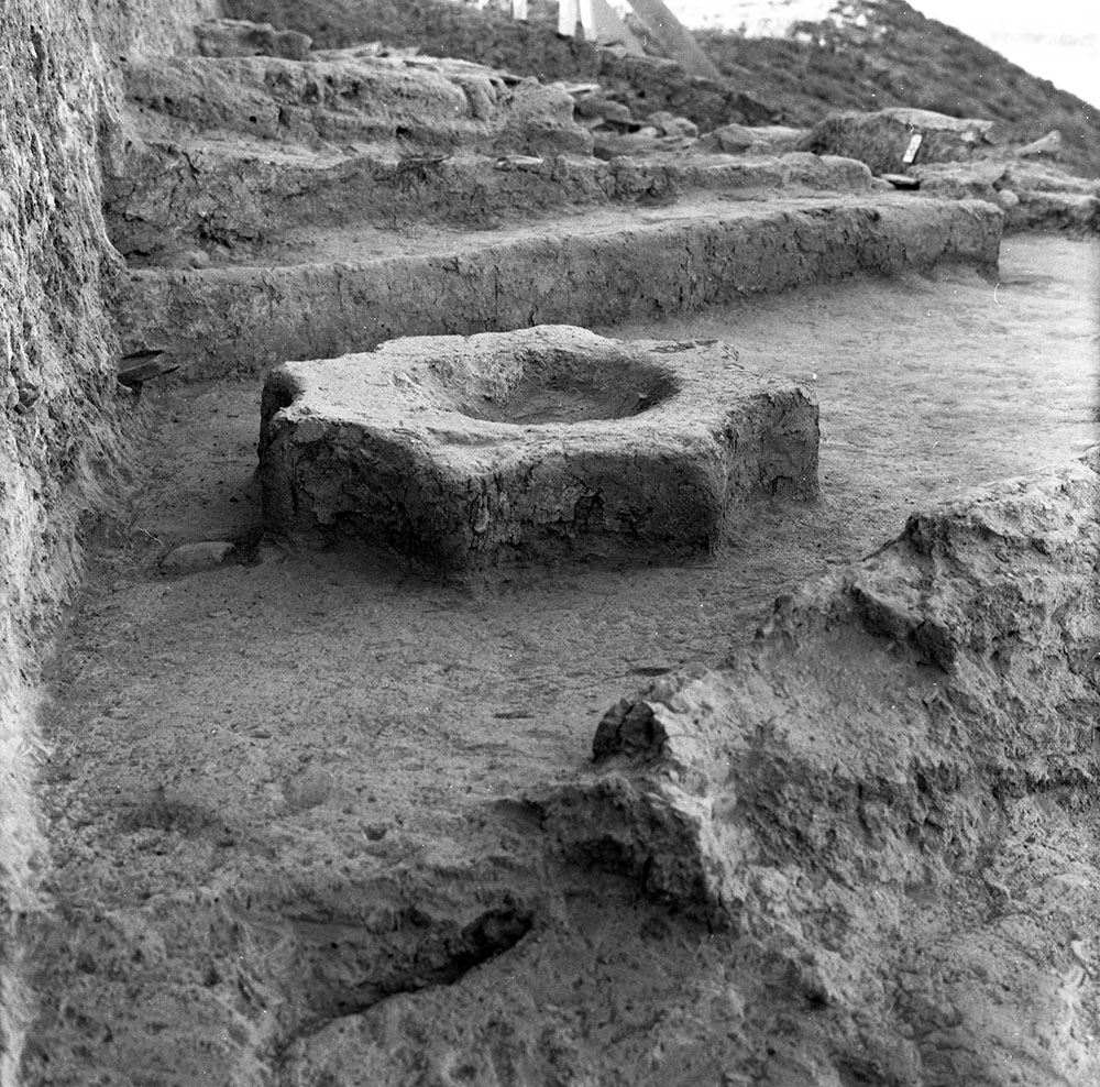 01 Minor_cultic_areas_ _room__87_with_star Shaped_fire_altar_neg_11461 3