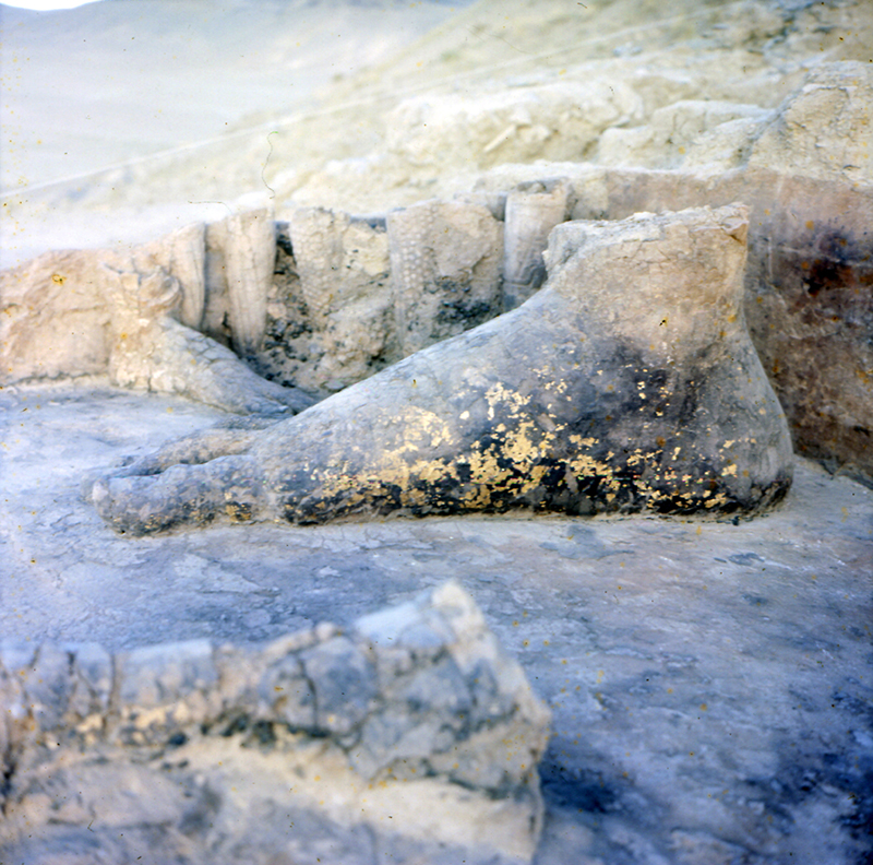 02 Colossal_gilded_foot_from_room_100_ _antique_period_2
