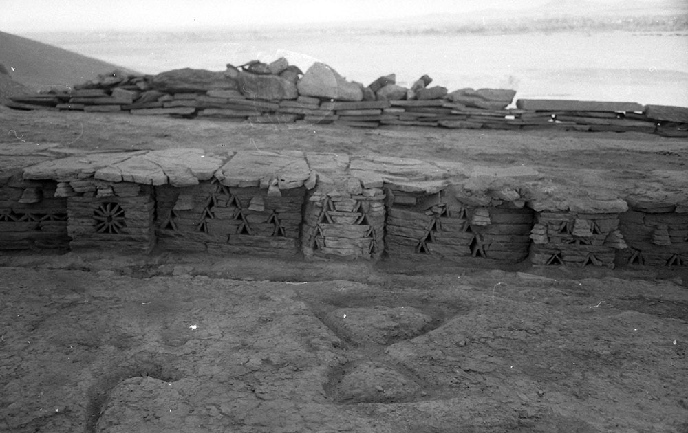 02 Minor_cultic_areas_ _area_64__detail_of_monument_69_representing_a_miniature_fortification_wall_neg_9936 9a
