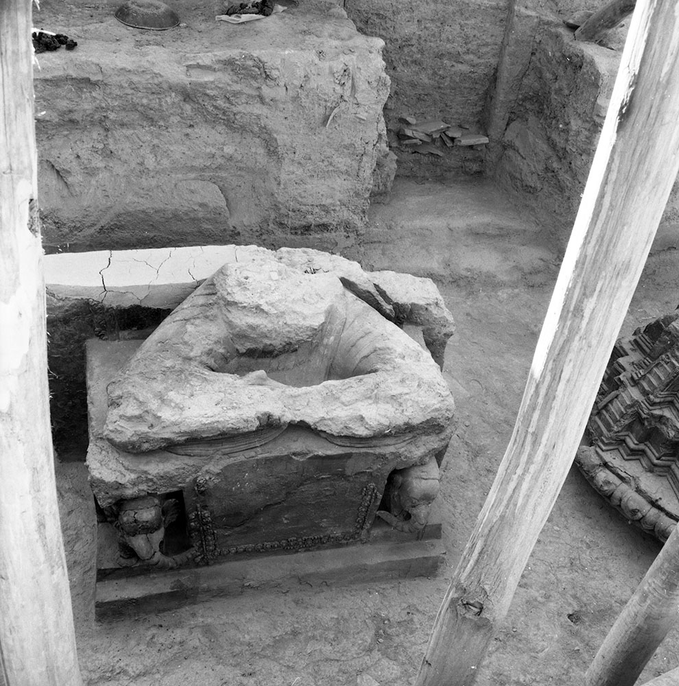 03 Upper_terrace_ _throne_6_neg_7412 1