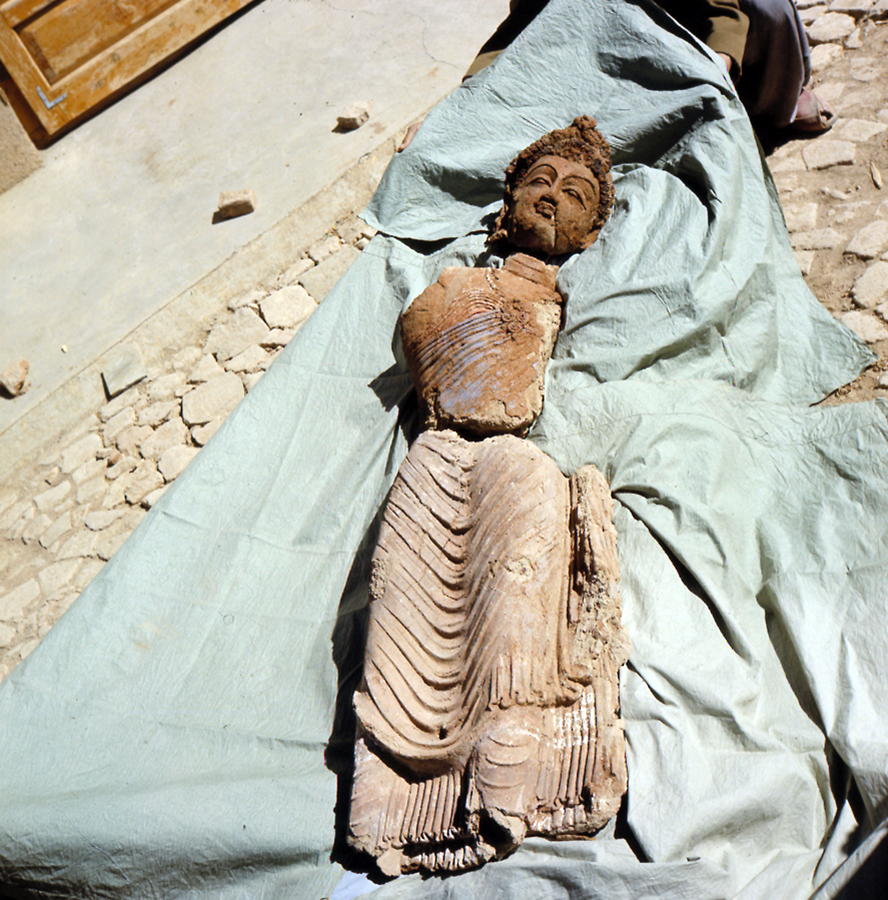 04 Standing_bodhisattva_with_paridhana_loincloth_and_uttariya_upper_garment_still_intact_from_chapel_37_ _ts_1272