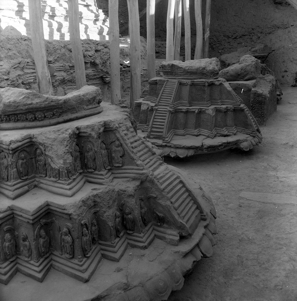 05 Stupa_7_in_the_fore_stupa__8_in_the_middle_and_throne_6_neg_7410 7