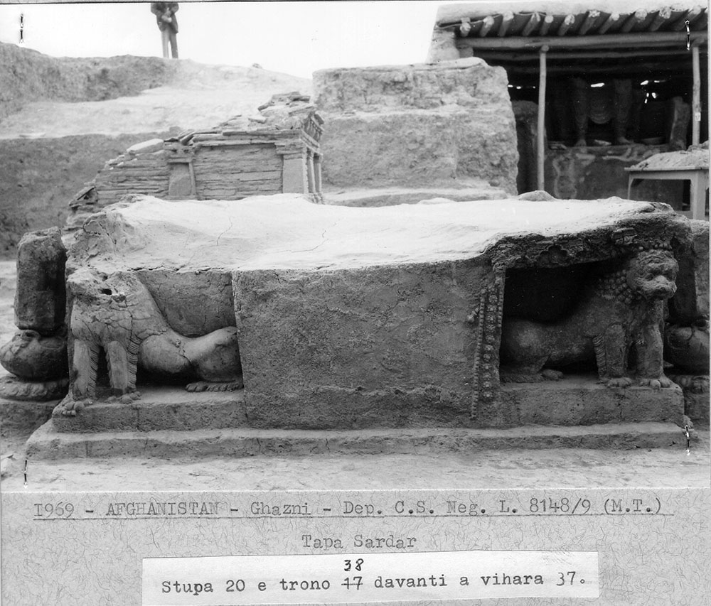 06 Upper_terrace_row_of_stupas_and_thrones;_in_the_fore_stupa_38