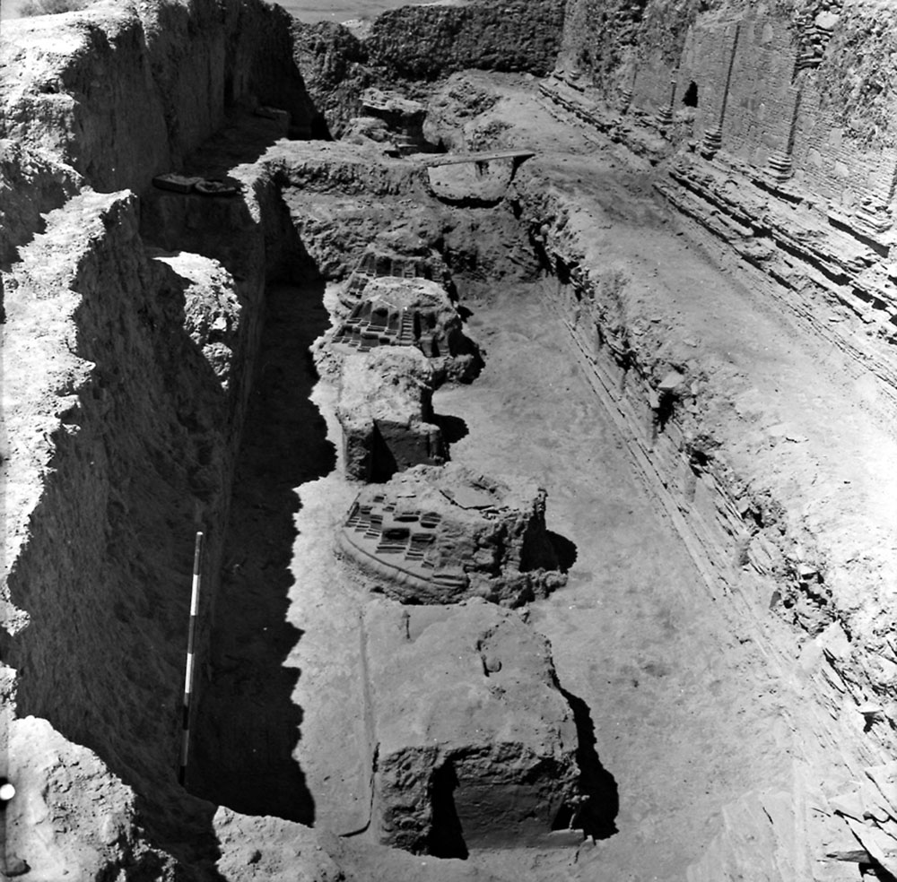 06 Upper_terrace_the_row_of_stupas_and_thrones_during_excavation_mnaor_3411_cs_1799 6
