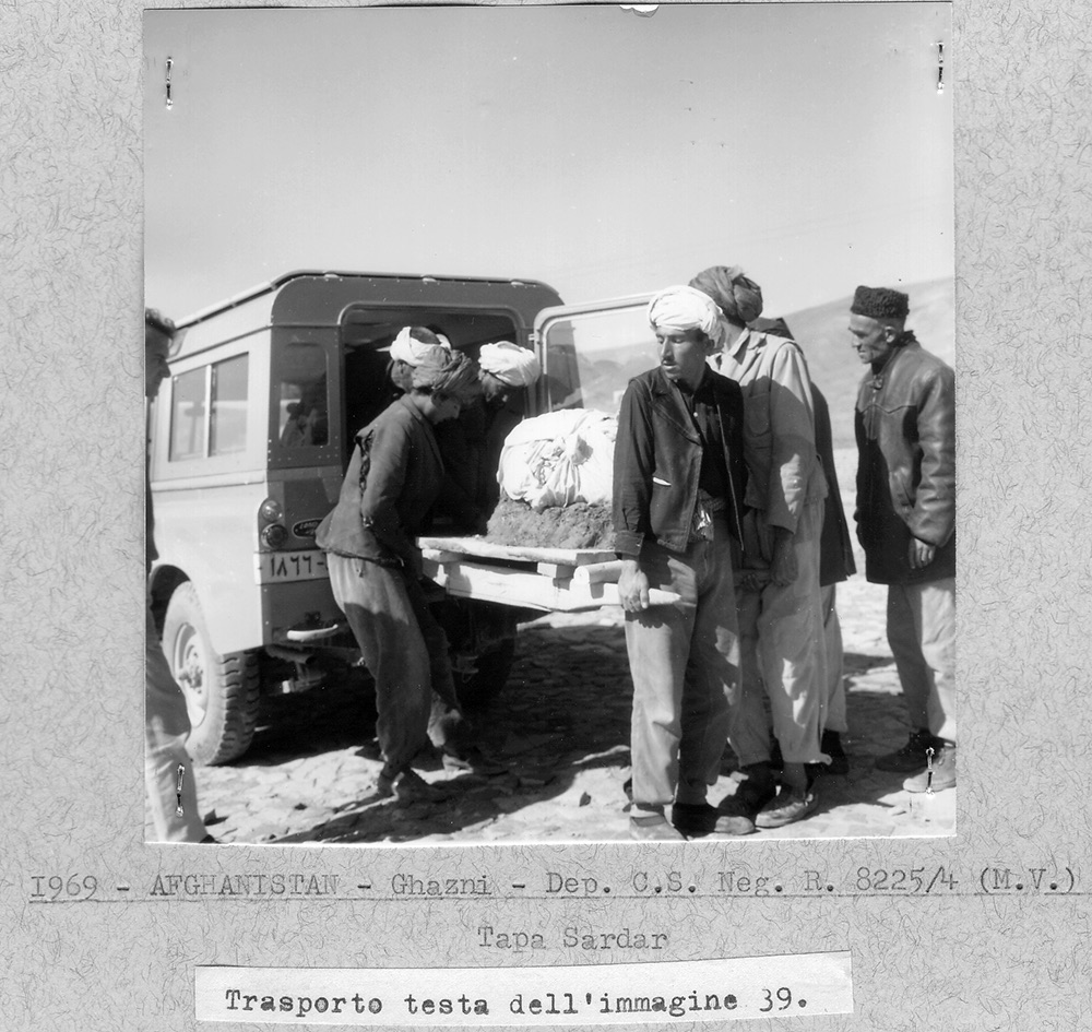 08 1969_ _workers_transporting_ts_1144_r_8225 4_