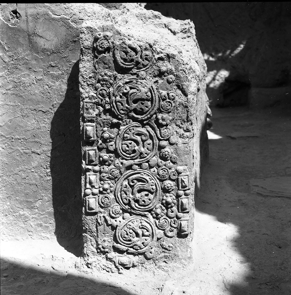 09 Upper_terrace_row_of_stupas_and_thrones;_here_detail_of_the_moulded_decoration_of_throne_9_neg_7418 6