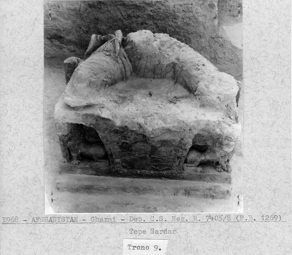 10 Upper_terrace_row_of_stupas_and_thrones;_in_the_fore_stupa_9