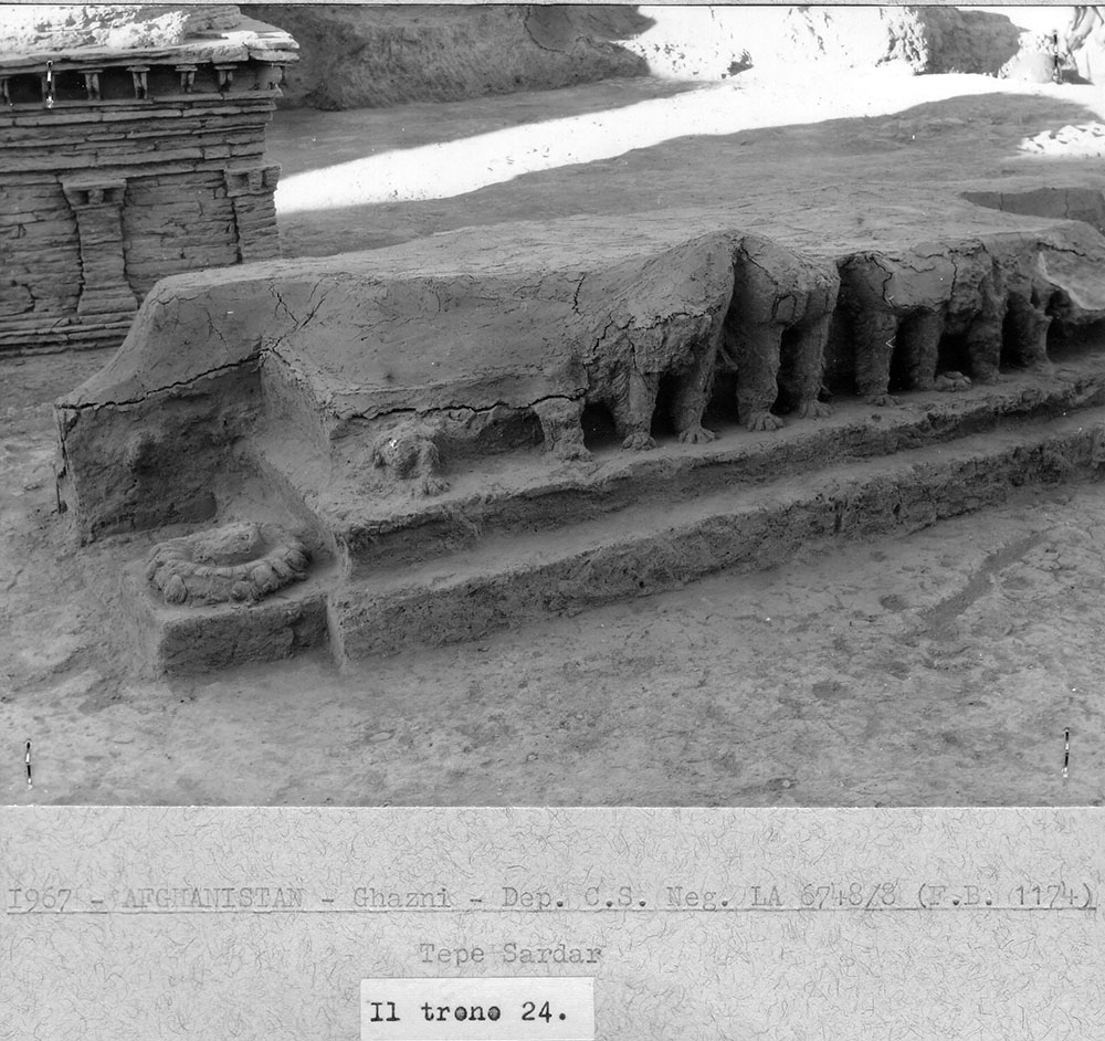 11 Upper_terrace_row_of_stupas_and_thrones;_in_the_fore_stupa_24