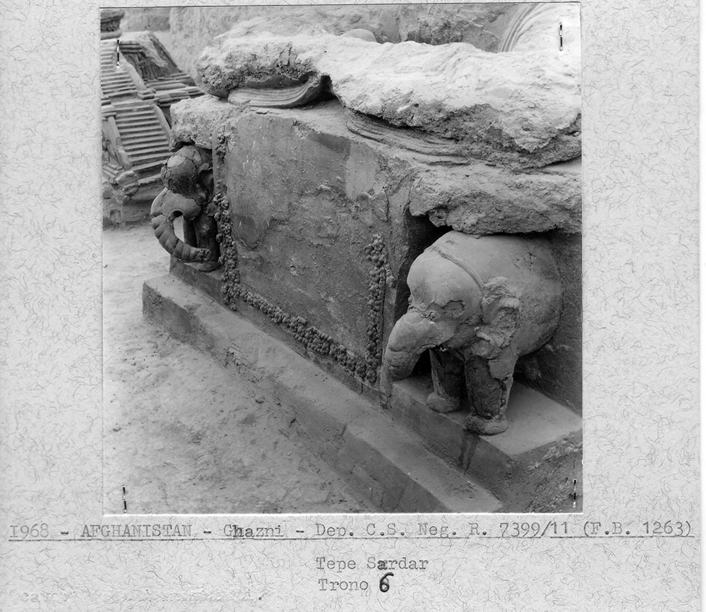 12 Upper_terrace_row_of_stupas_and_thrones;_in_the_fore_throne__6