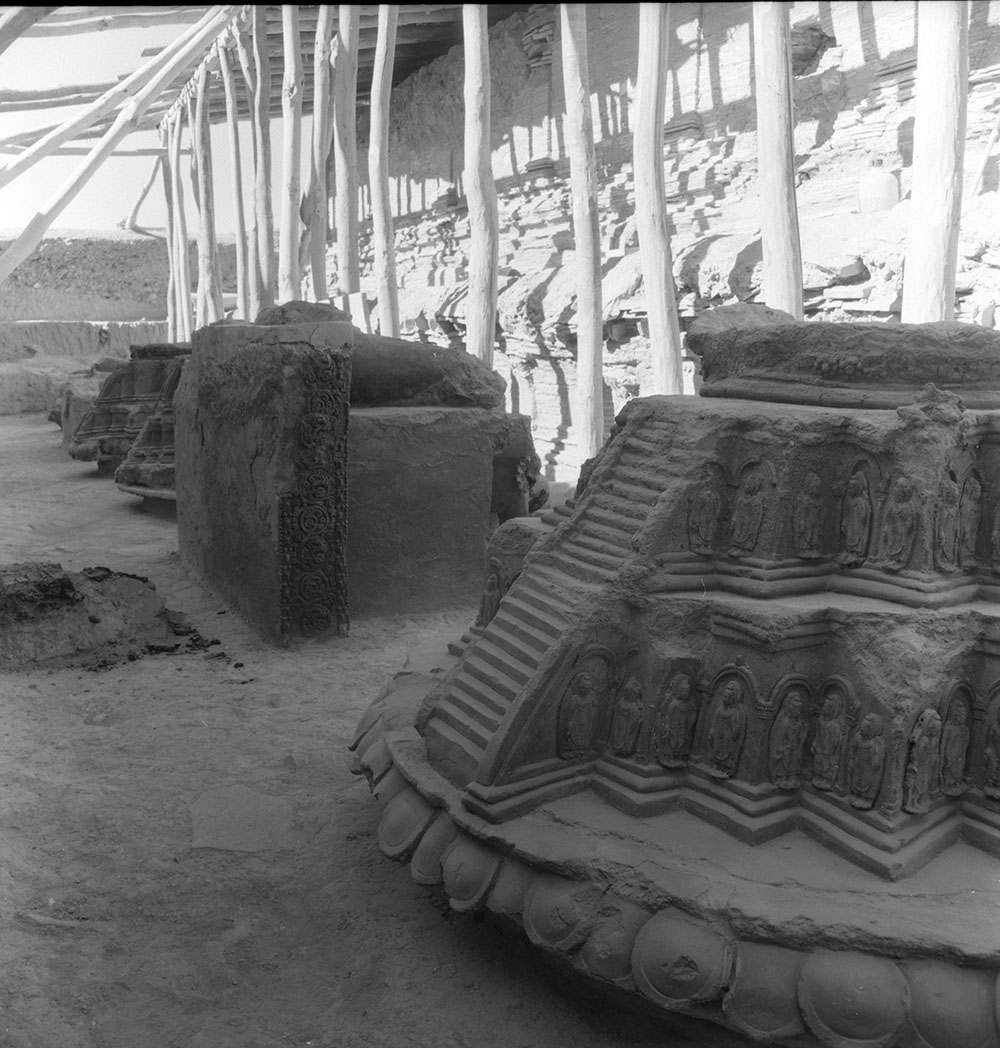 14 Upper_terrace_row_of_stupas_and_thrones;_in_the_fore_stupa_7_neg_7402 7