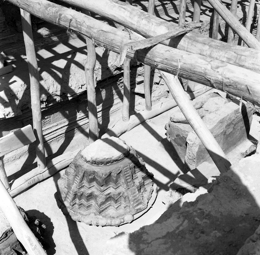 15 Upper_terrace_row_of_stupas_and_thrones;_in_the_fore_stupa__5_neg_7414 1
