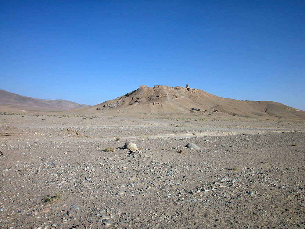 16 2003_the_tepe_seen_from_the_plain