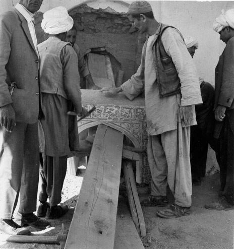 1958_marble_arch_dedicated_to_the_ghaznavid_ruler_mawdud_maia