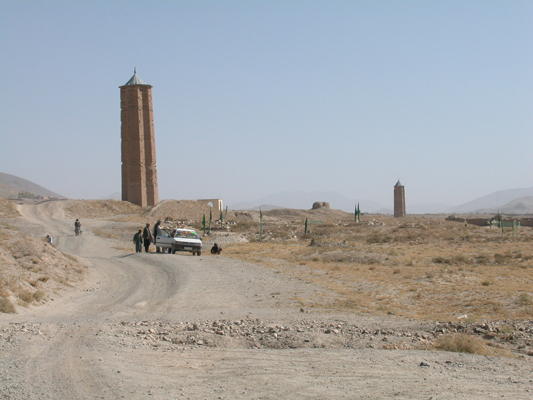 2004_Ghazni_the_Ghaznavids'_minarets_MAIA