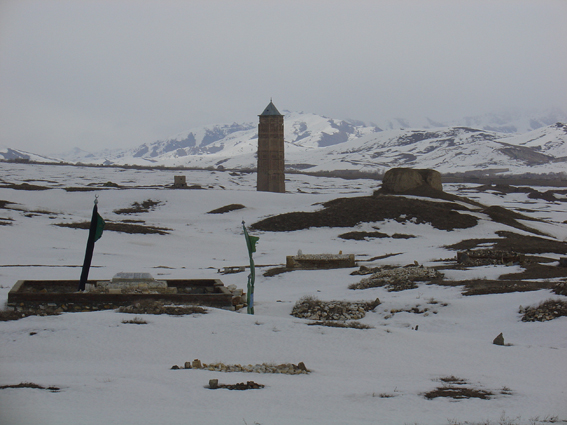 2005_Ghazni_cemetery_and_Ghaznavid_minaret_MAIA
