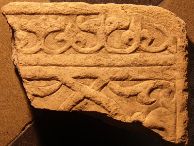 Dado with interlaced arches (type 27)