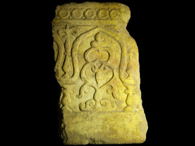 Dado with pointed horseshoe arches (type 35)