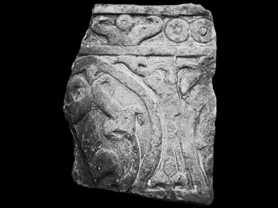 Dado with pointed horseshoe arches (type 36)