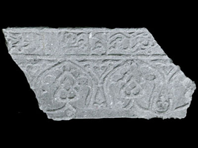 Dado with pointed horseshoe arches (type 37b)