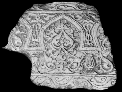 Dado with pointed horseshoe arches (type 38)