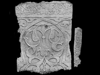 Dado with pointed horseshoe arches (type 39b)